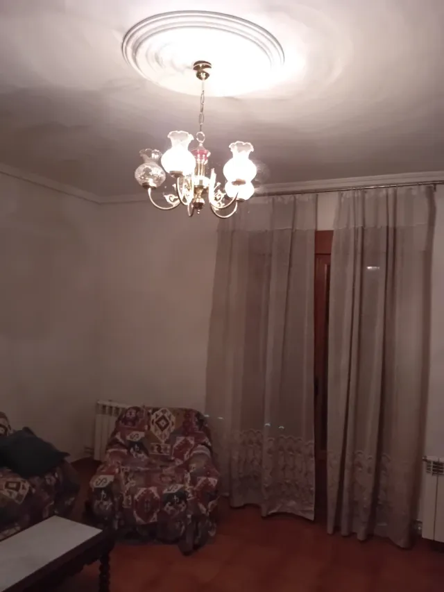 Lámpara colgante dorada y marrón,  funciona 