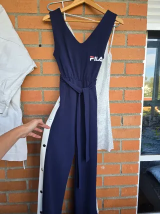 Mono Fila azul con corchetes