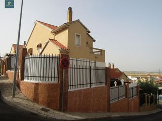 Casa pareada en venta en Loeches