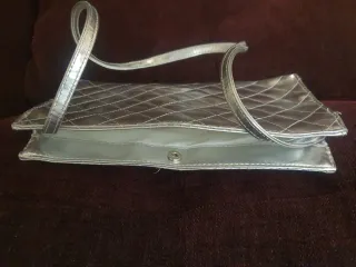 Bolso de mano plateado acolchado