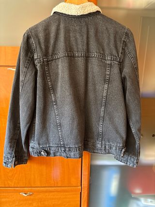 Cazadora vaquera Bershka forrada talla M