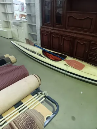 Piragua de madera con remo