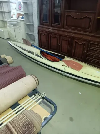 Piragua de madera con remo