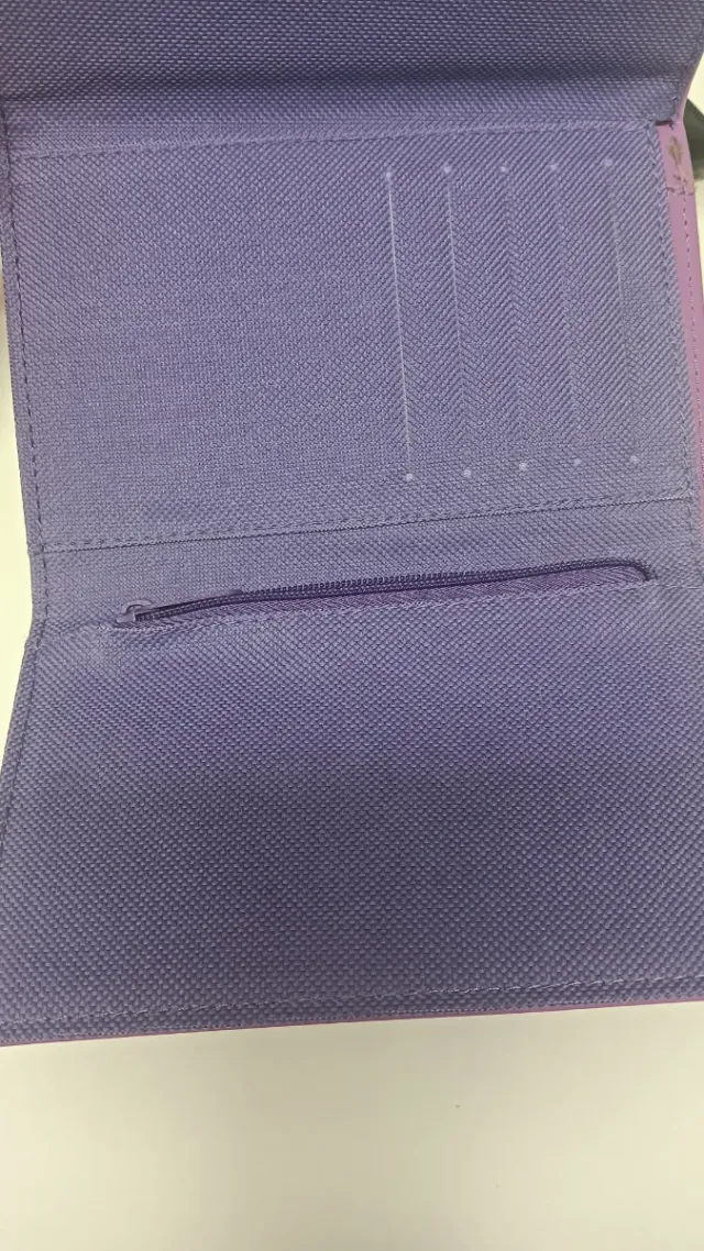 Carteras negras y moradas