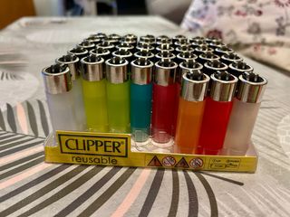 Confezione 44 accendini Clipper