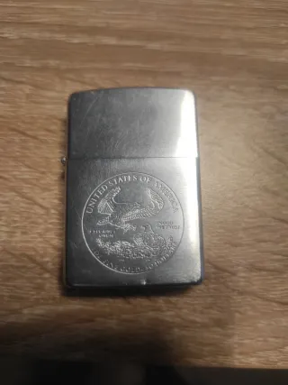 Zippo con diseño de moneda de oro