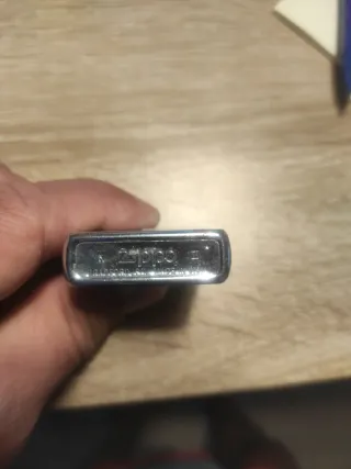 Zippo con diseño de moneda de oro