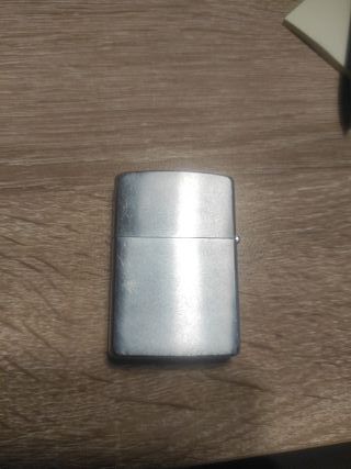 Zippo con diseño de moneda de oro