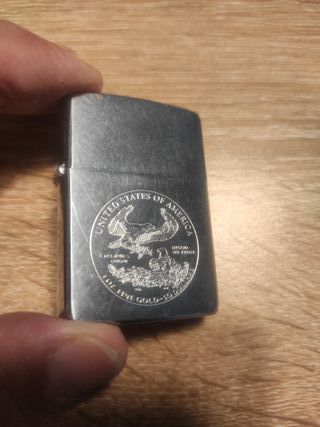 Zippo con diseño de moneda de oro