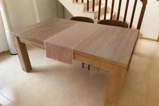 Mesa de comedor de madera y tela