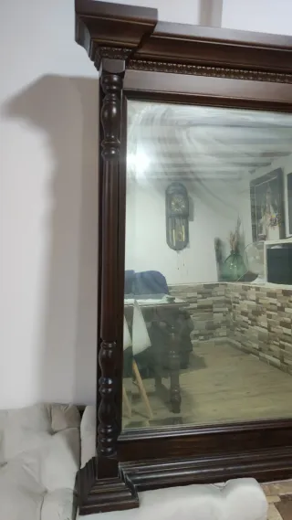 Espejo de madera con marco decorativo