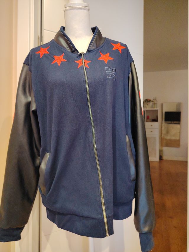 Cazadora Givenchy estrellas y cuero