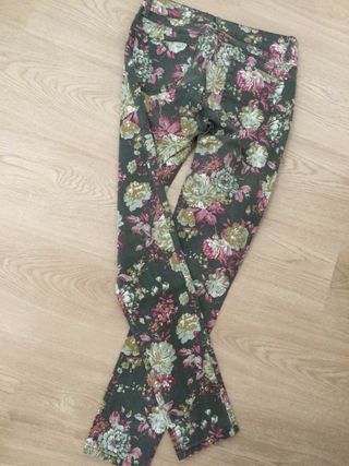 Pantalones florales verdes y rosas