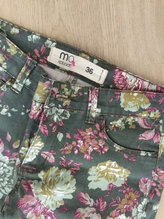Pantalones florales verdes y rosas