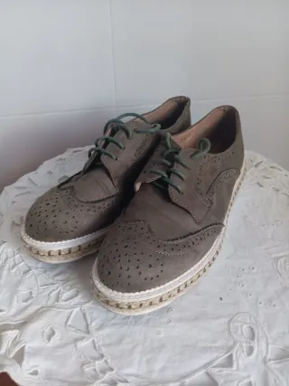 Zapatos de mujer marrones y verdes