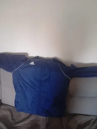 Chubasquero Adidas y chándal de Kappa.