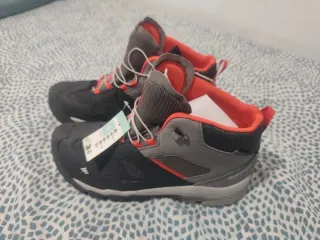 Botas montaña Quechua Crossrock nuevas. T 37
