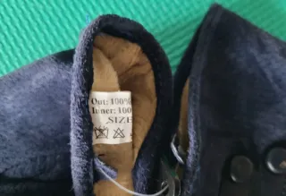 GUANTES DE PIEL COLOR AZUL.