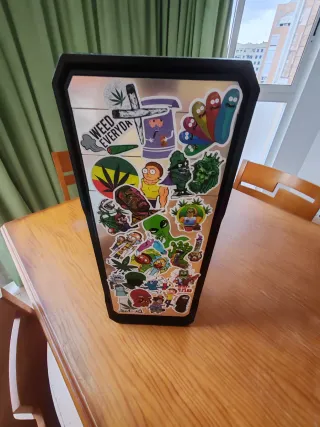Se regala Caja de PC Negra con Stickers