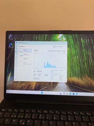 Computer portatile Lenovo V15 G4 Iru nero