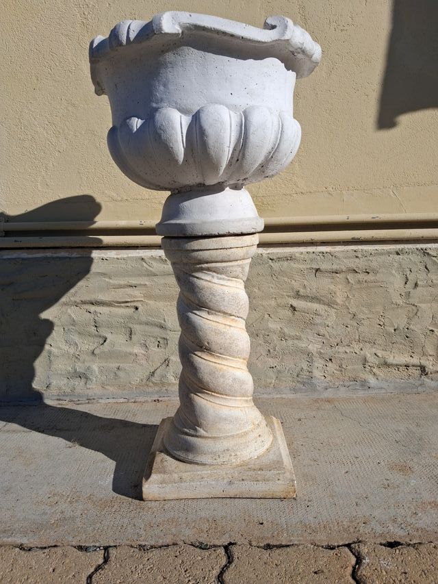 Colonna lavorata e vaso a corolla