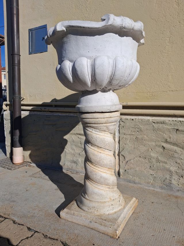 Colonna lavorata e vaso a corolla