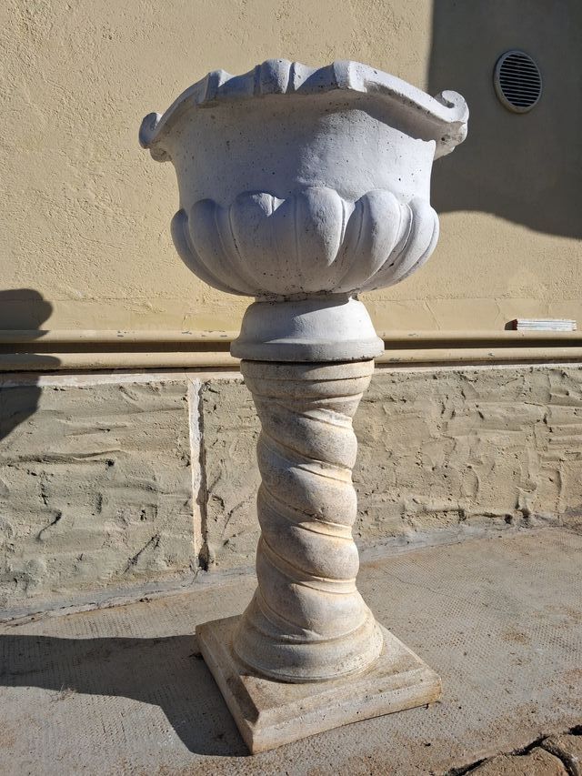 Colonna lavorata e vaso a corolla