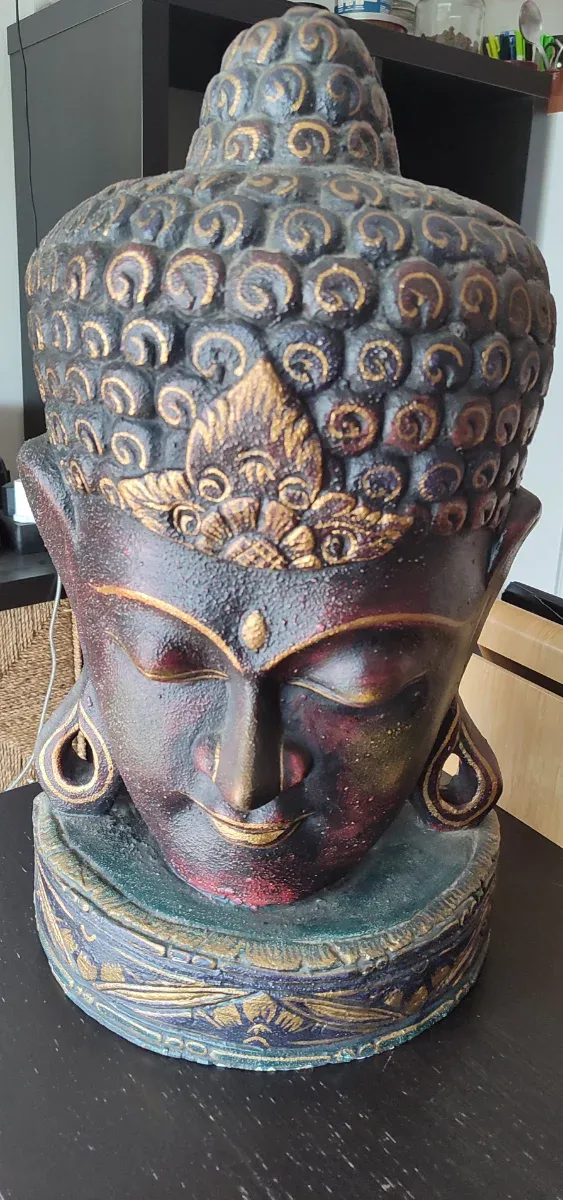 Cabeza de Buda tallada en madera