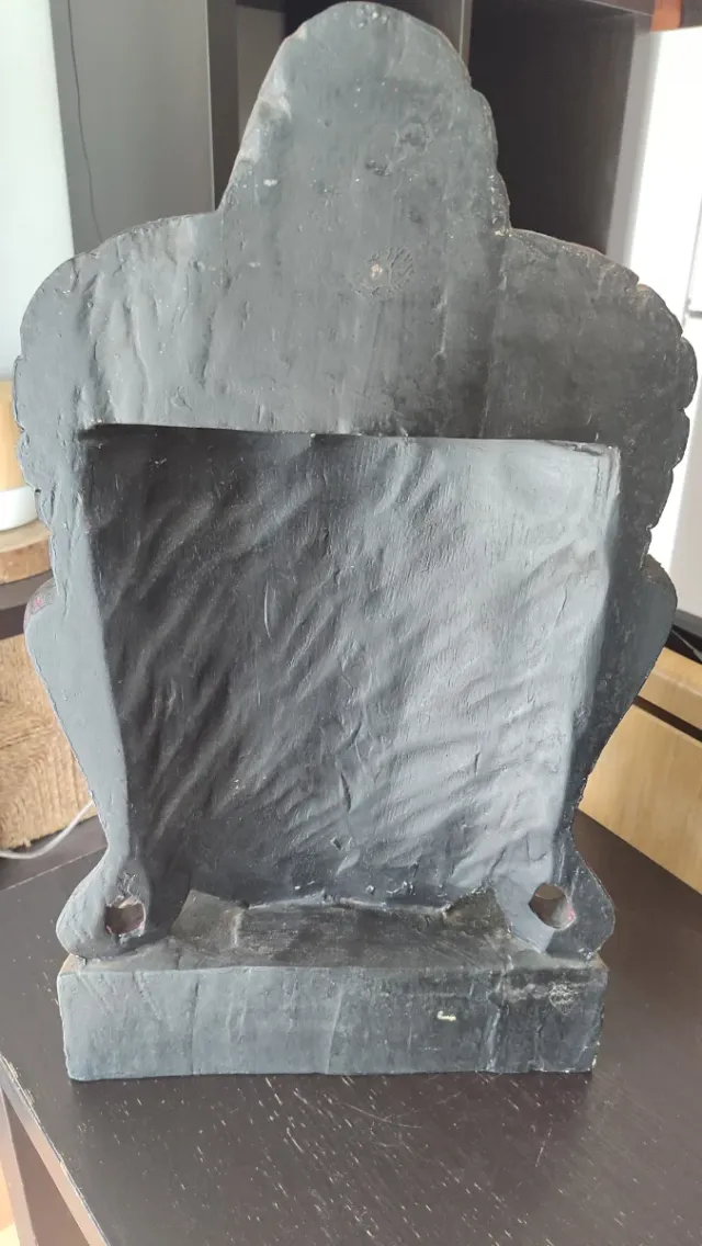 Cabeza de Buda tallada en madera