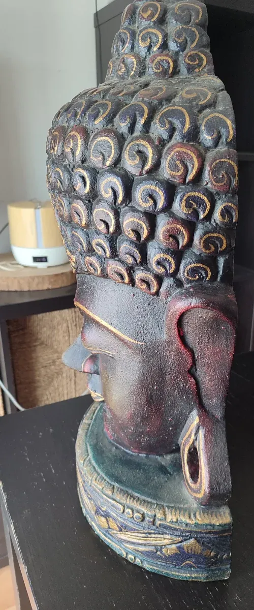 Cabeza de Buda tallada en madera