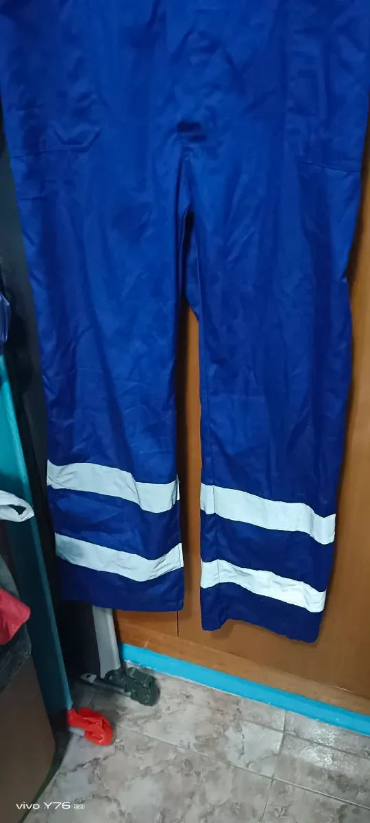 Mono azul con bandas reflectantes