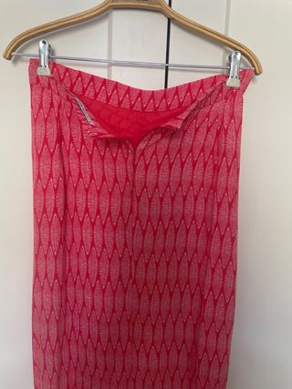 Falda midi estampada roja y blanca 
pone talla L