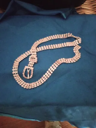 Cinturón de strass plateado
