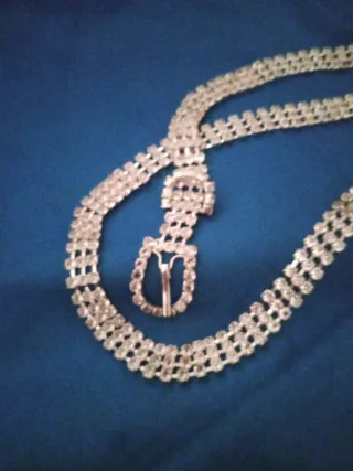 Cinturón de strass plateado