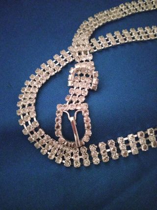 Cinturón de strass plateado