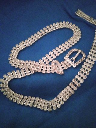 Cinturón de strass plateado