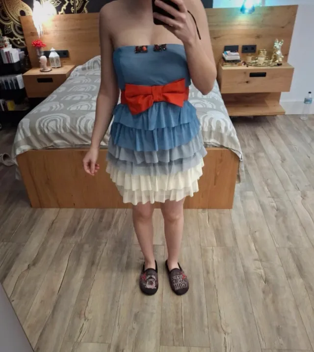 Sin marca
Vestido de volantes azul y beige