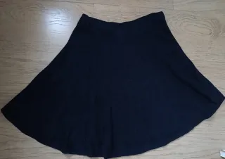 Falda negra plisada