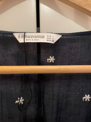 Blusa Stradivarius azul bordada