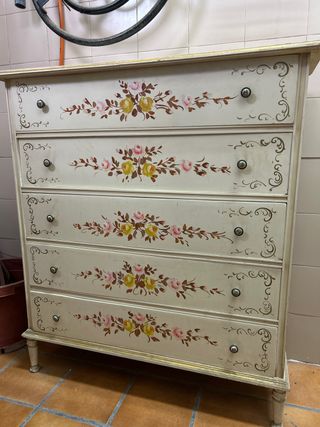 Cómoda antigua pintada a mano