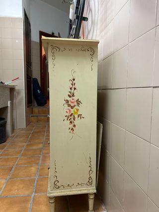 Cómoda antigua pintada a mano