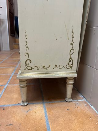 Cómoda antigua pintada a mano