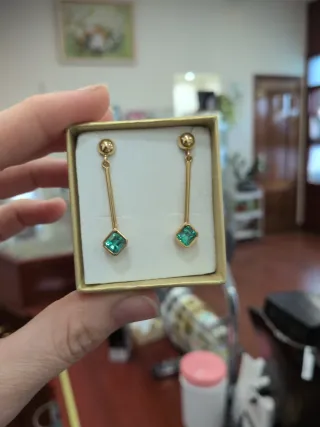 Pendientes largos oro rectos esmeralda