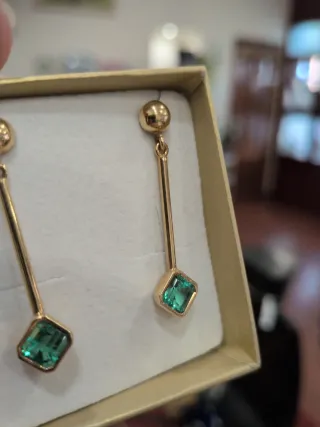 Pendientes largos oro rectos esmeralda