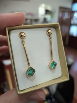 Pendientes largos oro rectos esmeralda