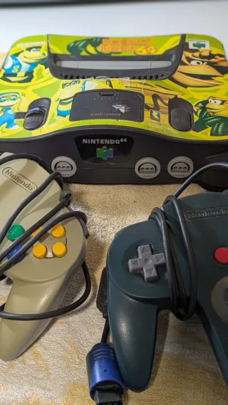 Nintendo 64 con 2 mandos