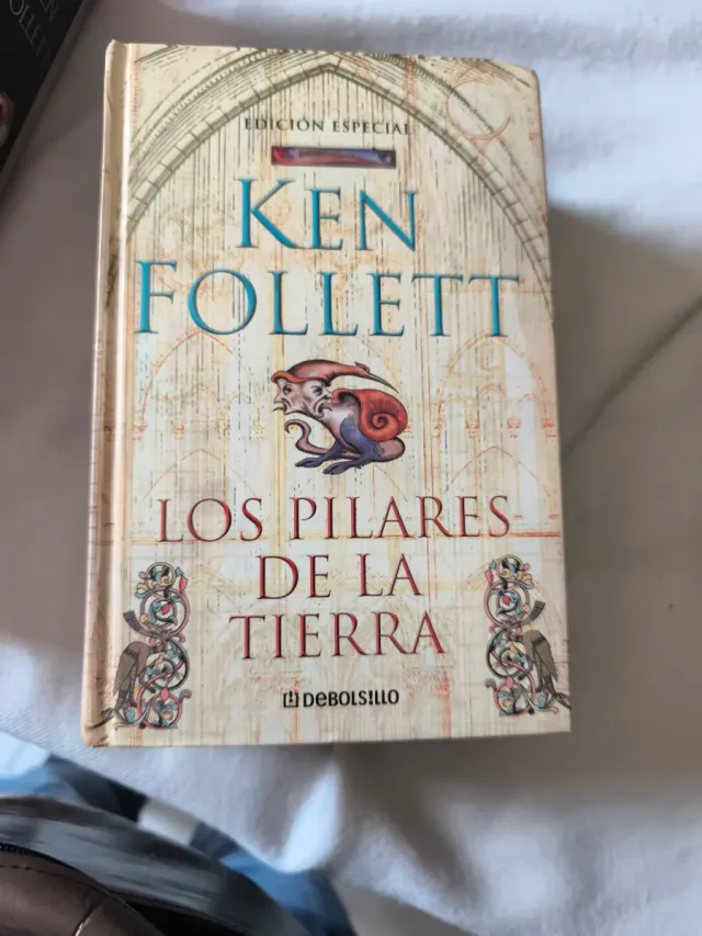 Los pilares de la Tierra (Best Seller) (Spanish...