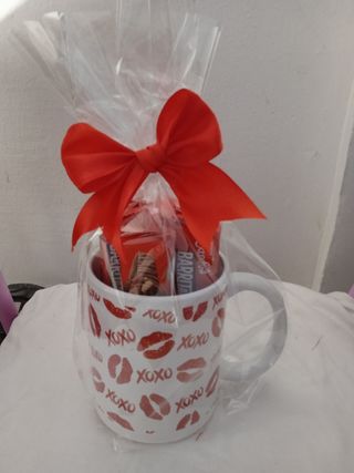 Taza con chocolates y lazo rojo