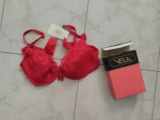 Reggiseno rosso in pizzo nuovo, taglia 4