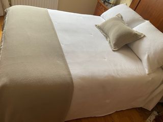 Colcha edredón de algodón blanca y pie de cama
